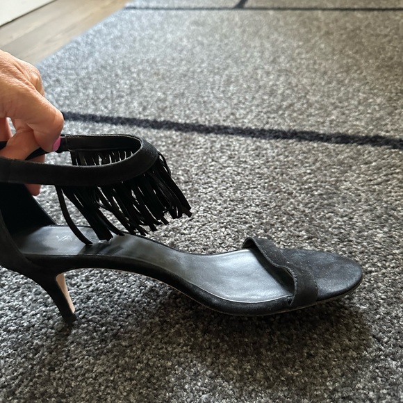Vaneli Black Suede Fringe Sandals Kitten Heels Size 8.5 Narrow Ladies Shoes - Picture 1 of 12